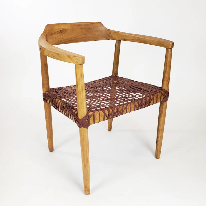 Poltrona da salotto con braccioli in legno di teak e seduta in pelle intrecciata