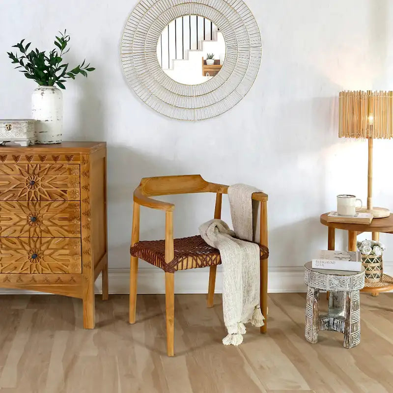 Poltrona da salotto con braccioli in legno di teak e seduta in pelle intrecciata