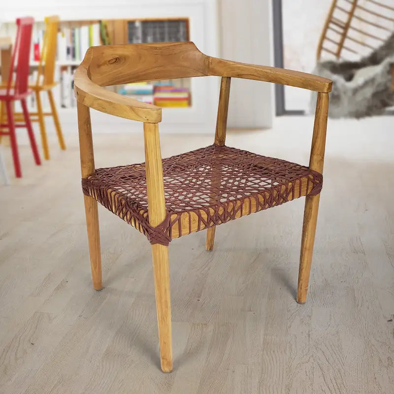 Poltrona da salotto con braccioli in legno di teak e seduta in pelle intrecciata