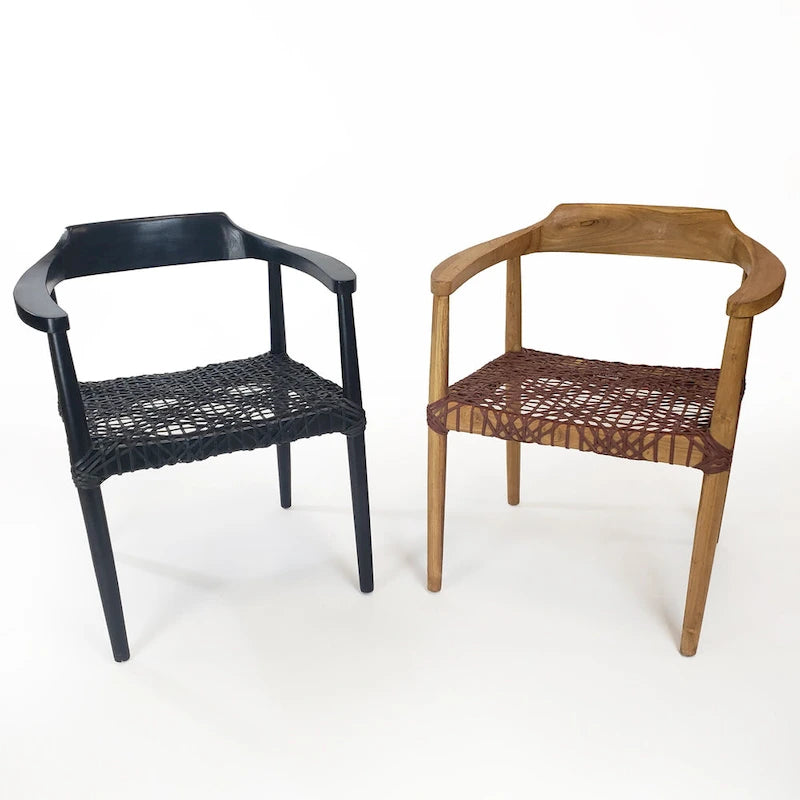 Poltrona da salotto con braccioli in legno di teak e seduta in pelle intrecciata