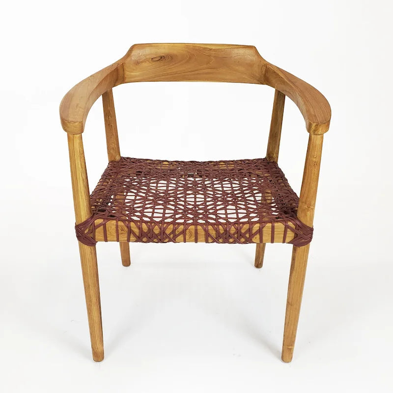Poltrona da salotto con braccioli in legno di teak e seduta in pelle intrecciata