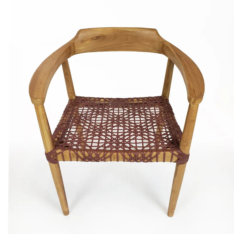 Poltrona da salotto con braccioli in legno di teak e seduta in pelle intrecciata