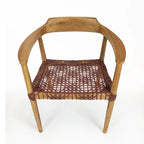 Poltrona da salotto con braccioli in legno di teak e seduta in pelle intrecciata