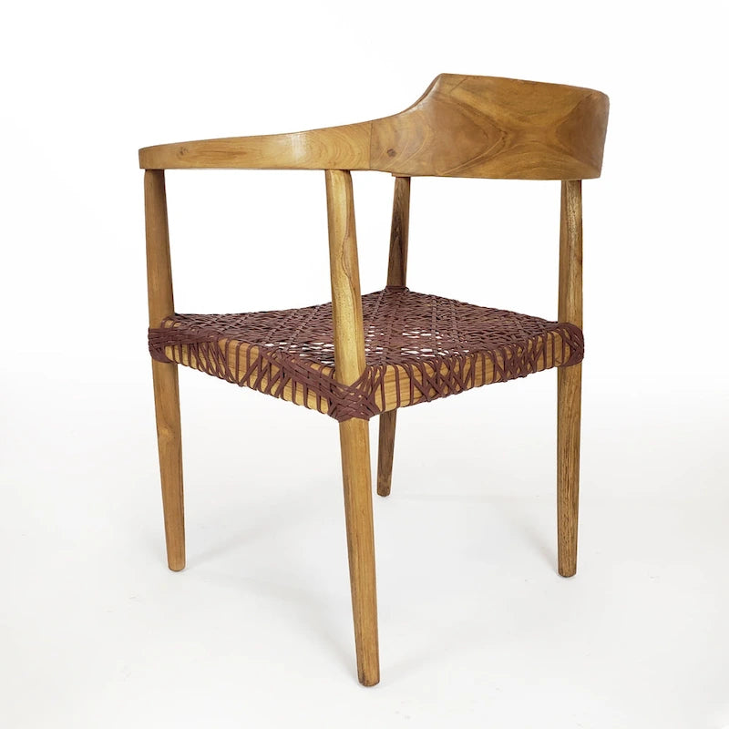 Poltrona da salotto con braccioli in legno di teak e seduta in pelle intrecciata