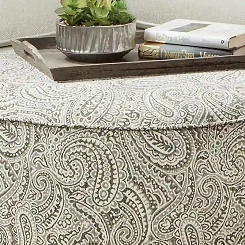 Poggiapiedi/ottomana in ciniglia con stampa Paisley, color avorio di transizione
